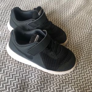 Size 8 toddler black Nike sneakers